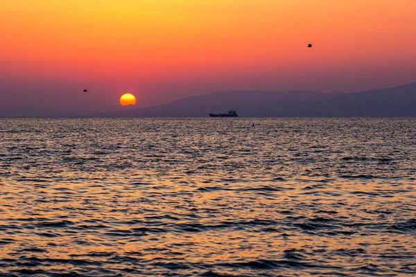 Schiff Auf See Bei Schönem Sonnenuntergang — Stockfoto