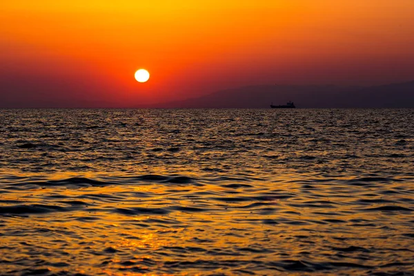 Schiff Auf See Bei Schönem Sonnenuntergang — Stockfoto