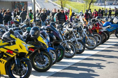 Mayıs, 2013 - Vladivostok, Primorsky Krai - Bisikletçi sezonunun açılışı. Primorsky Bölgesi'nin dört bir yanından gelen motorcular, Vladivostok'un merkez sokaklarından geçmek için Cesarevich Embankment'ta toplanıyor.