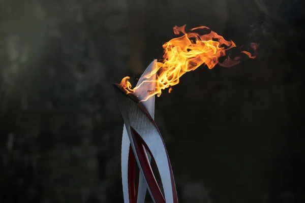 2013年11月15日 ウラジオストクのルスキー島 クロスオリンピックの聖火 選手は ロシアで2014年のオリンピックの前夜にフェフキャンパスでオリンピックの炎と一緒に走りました — ストック写真