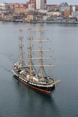 Vladivostok Haliç Körfezi'nde Eğitim yelkenli gemi Pallada