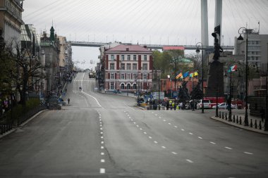 Mayıs 1, 2013 - Vladivostok, Primorsky Krai - Vladivostok sokakları örtüşen. İnsanlar Vladivostok ve Altın Köprü'nün orta sokaklarında yürüyorlar.