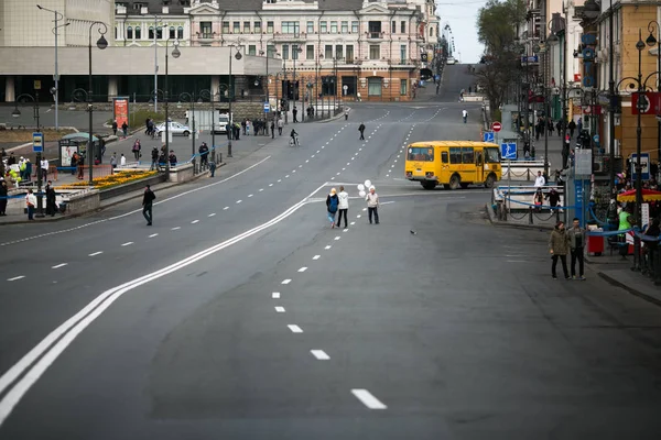 Maj 2013 Vladivostok Primorsky Krai Överlappade Gatorna Vladivostok Människor Går — Stockfoto