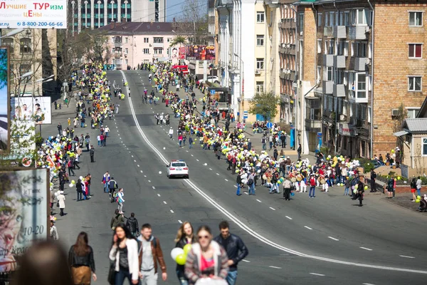 Května 2013 Vladivostok Primorskij Krai Překrytý Ulice Vladivooku Lidé Chodí — Stock fotografie