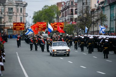 Mayıs 9, 2013 - Vladivostok, Primorsky Krai - Zafer Geçit Töreninde Rus ordusunun asker sütunları. Vladivostok merkez sokaktan askeri yürüyüş sütunları.