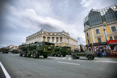 9 Mayıs 2013 - Vladivostok, Primorsky Krai - Askeri teçhizat Zafer Günü onuruna Vladivostok merkezi sokak boyunca yürüyor.