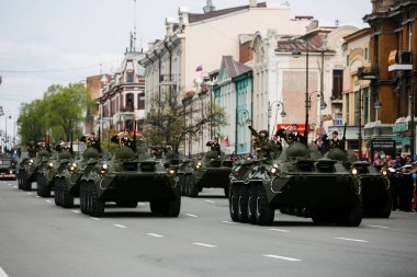 9 Mayıs 2013 - Vladivostok, Primorsky Krai - Askeri teçhizat Zafer Günü onuruna Vladivostok merkezi sokak boyunca yürüyor.