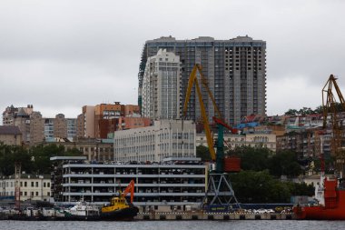 Haziran, 2013 - Vladivostok, Primorsky Krai - Vladivostok şehrinin deniz cephesi. Uzak Doğu'nun başkenti denizden Vladivostok şehridir. Şehir limanı.