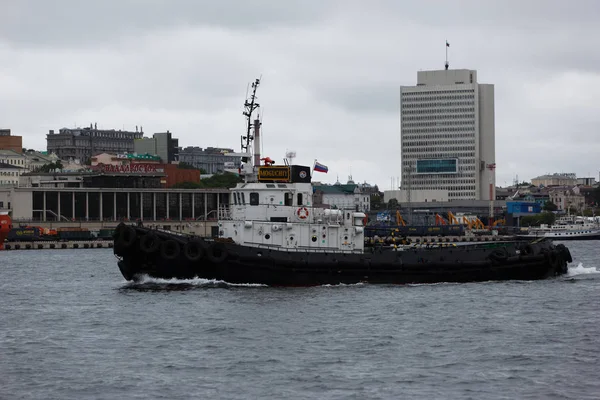 Septiembre 2013 Vladivostok Rusia Golden Horn Booch Vladivostok Pequeño Remolcador — Foto de Stock