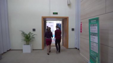 Eylül, 2018 - Vladivostok, Rusya - Vladivostok Russky Adası'ndaki Uzak Doğu Federal Üniversitesi kampüsünde Doğu Ekonomik Forumu. Wef'te sunulan büyük sanayi şirketlerinin sunum standları.