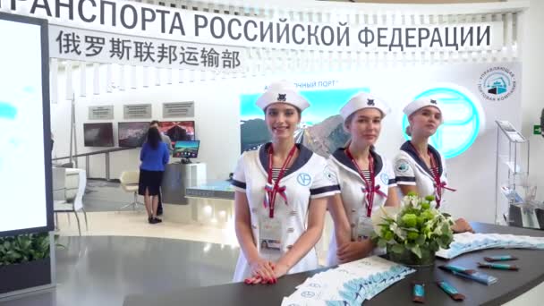 Septiembre 2018 Vladivostok Rusia Las Chicas Modelo Posan Contexto Posición — Vídeo de stock