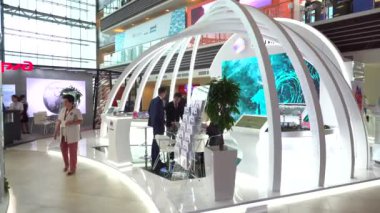 Eylül, 2018 - Vladivostok, Rusya - Vladivostok Russky Adası'ndaki Uzak Doğu Federal Üniversitesi kampüsünde Doğu Ekonomik Forumu. Wef'te sunulan büyük sanayi şirketlerinin sunum standları.