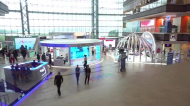 Eylül, 2018 - Vladivostok, Rusya - Vladivostok Russky Adası'ndaki Uzak Doğu Federal Üniversitesi kampüsünde Doğu Ekonomik Forumu. Wef'te sunulan büyük sanayi şirketlerinin sunum standları.