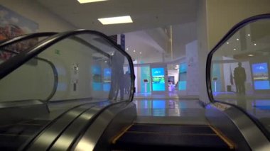 Eylül, 2018 - Vladivostok, Rusya - Vladivostok Russky Adası'ndaki Uzak Doğu Federal Üniversitesi kampüsünde Doğu Ekonomik Forumu. Binsesmen yürüyen merdivene çıkıyor