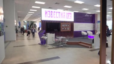 Eylül, 2018 - Vladivostok, Rusya - Vladivostok Russky Adası'ndaki Uzak Doğu Federal Üniversitesi kampüsünde Doğu Ekonomik Forumu. Wef'te sunulan büyük sanayi şirketlerinin sunum standları.