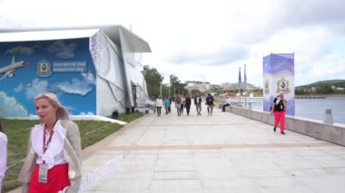 Eylül, 2018 - Vladivostok, Rusya - Vladivostok'taki Rus Adası'nda Doğu Ekonomik Forumu. UzakDoğu Federal Üniversitesi kampüsünün dolgusunda UzakDoğu bölgelerinin sergi duvarları.