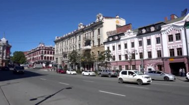 Eylül, 2018 - Vladivostok, Rusya - Vladivostok ana caddenin yolu - Svetlanskaya. Liman şehrinin sokakta araba sürücü