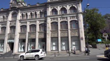 Eylül, 2018 - Vladivostok, Rusya - Svetlanskaya Caddesi'ndeki Vladivostok Ana Mağaza'nın tarihi binası