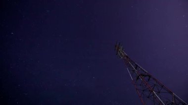 Bir elektrik direci arka plan karşı yıldızlı gökyüzü. Zaman Atlamalı Çekim. Meteor yağmuru Gemenida