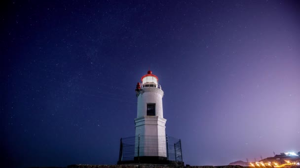 Phare Tokarevsky à Vladivostok. Time Laps. Phare de Tokarev sur le fond du ciel étoilé et le passage du flux météorite Gemenida 