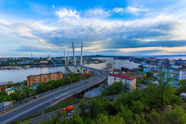 Altın Askılı köprü yol araç trafiği yukarıdan. Modern Vladivostok Rusya gece aydınlatma. Eski ve modern Merkez binaları.