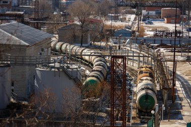 Petrol ürünlerinin taşınması için tankları ile demiryolu trenleri yan üzerinde