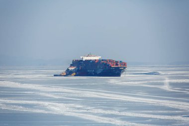 Aralık, 2014 - Slavyanka, Primorsky Krai - Büyük bir konteyner gemisi Primorsky Krai Slavyanka köyü yakınlarındaki donmuş bir koyda roadstead üzerinde.