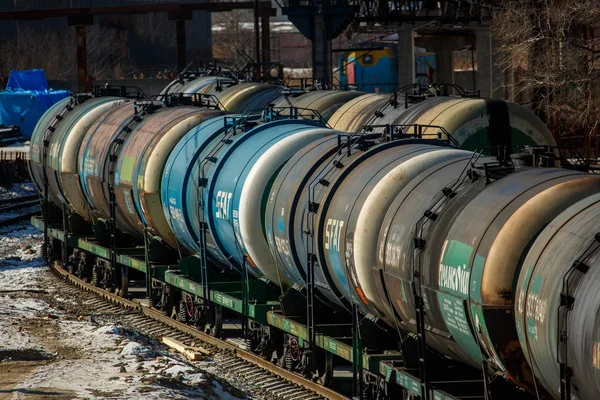 铁路列车与油罐运输石油产品是侧边 — 图库照片