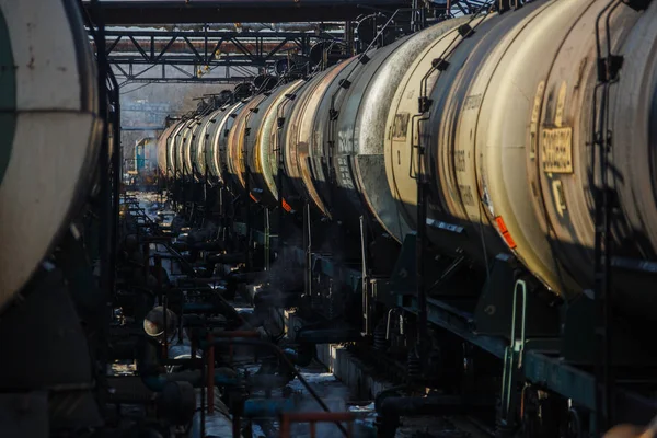 石油製品の輸送用タンク付き鉄道列車は サイディング上にあります — ストック写真