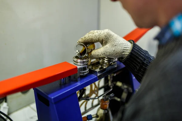 Laboratorieassistent Kontrollerar Kvaliteten Petroleumprodukter Laboratoriet — Stockfoto