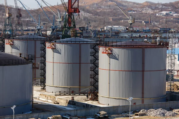 Nagy Ezüst Tartályok Tárolására Kőolajtermékek Nyílt Olajtároló — Stock Fotó
