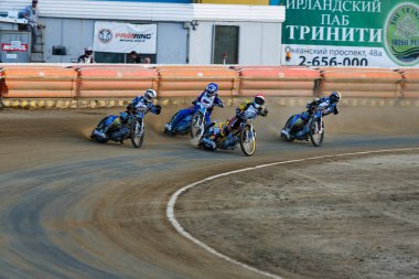 Temmuz, 2014 - Vladivostok, Primorsky Krai - Rus takımları arasında Rus speedway şampiyonası. Motosikletliler Vladivostok Avangard Stadyumu'nda kumlu bir yolda birbirlerini kovalamak