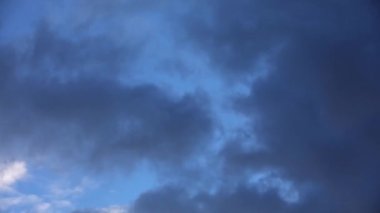 Güzel mavi gökyüzü, arka planda bulutlu bulutlu bulutlu hava bulutlu mavi gökyüzü, bulutlu ve güneşli..