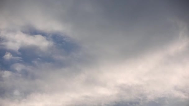 雲を背景にした美しい青空空雲を背景にした空雲を背景にした青空雲と太陽を背景にした青い空 — ストック動画