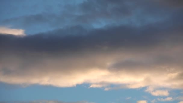 雲を背景にした美しい青空空雲を背景にした空雲を背景にした青空雲と太陽を背景にした青い空 — ストック動画