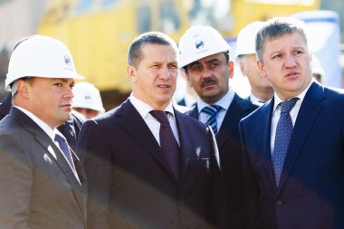 Eylül, 2014 - Vladivostok Primorsky Krai - Vladivostok'ta Bir Doğu Termik Santrali Nin Yapımı. Cumhurbaşkanlığı Genel Temsilcisi Yury Trutnev, Vl'deki Doğu Termik Santrali'nin şantiyesinde bir heyetle birlikte