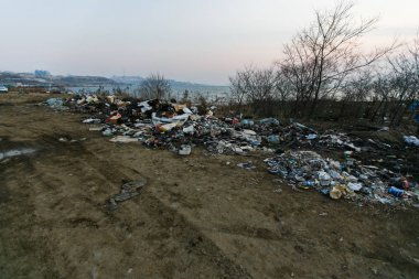 Deniz sahilinde çöp yığınları. Bölgenin kirlenmesi. Sahilde çöplük.