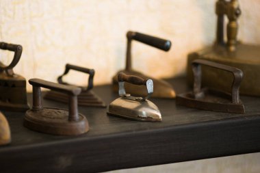 Bir hurda dükkanında bir rafta eski dökme demir demirler