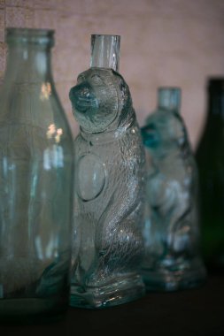 Hurda dükkanında bir rafta eski boş cam şişeler