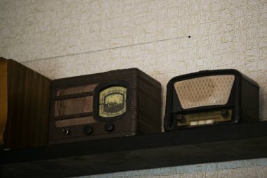 Bir hurda dükkanında rafta eski radyo oyuncuları