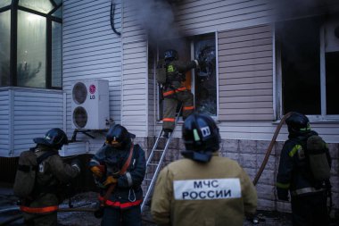 Kasım, 2014 - Vladivostok, Primorsky Krai - Otelde yangın. İtfaiyeciler akşam saatlerinde bir konut binasında çıkan yangını söndürdüler. İtfaiye nin çalışmaları.