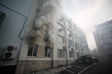 Kasım, 2014 - Vladivostok, Primorsky Krai - Otelde yangın. İtfaiyeciler akşam saatlerinde bir konut binasında çıkan yangını söndürdüler. İtfaiye nin çalışmaları.