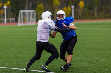 Ağustos 2014 - Vladivostok, Primorsky Krai - Russky Adası'ndaki Fefu kampüs stadyumunda Primorsky Amerikan Futbol Takımı Wild Padny'nin eğitimi