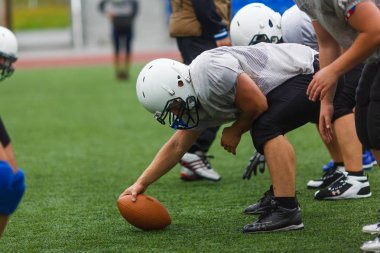 Ağustos 2014 - Vladivostok, Primorsky Krai - Russky Adası'ndaki Fefu kampüs stadyumunda Primorsky Amerikan Futbol Takımı Wild Padny'nin eğitimi
