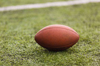 Rugby (amerikan futbolu) topu yeşil alanda yatıyor
