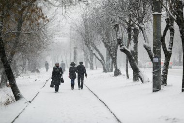 İnsanlar kış mevsiminde kar yağışı yollarda yürümek.