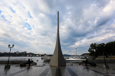 Korabelnaya Embankment üzerinde Vladivostok ana şehir onuruna Dikilitaş