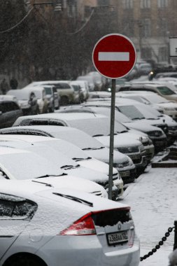 Aralık, 2014 - Vladivostok, Primorsky Krai - Kar yağışı sırasında park halindeki araçlarla otoyol