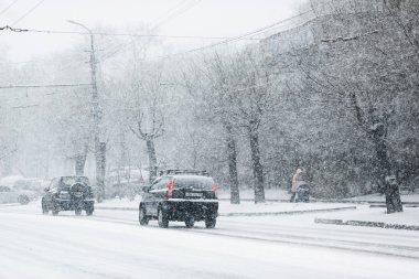 Aralık, 2014 - Vladivostok, Primorsky Krai - Arabalar kışın kar yağışı karlı bir yol boyunca sürücü. Kış sezonunda karayolu trafiği.
