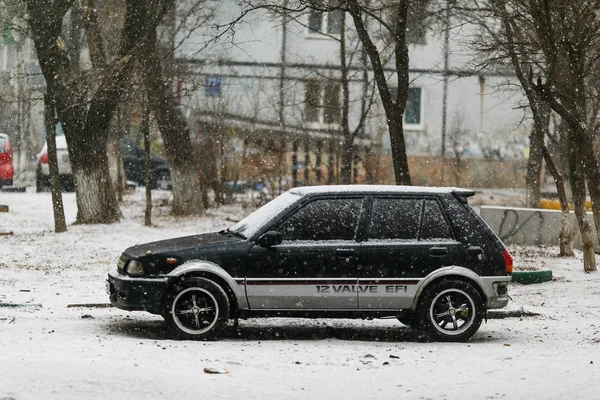 2014年12月 ウラジオストク プリモルスキー クライ 降雪時に駐車中の車付き高速道路 — ストック写真